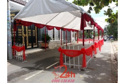 Dịch vụ cưới hỏi 24h trọn vẹn ngày vui chuyên trang trí nhà đám cưới hỏi và nhà hàng tiệc cưới | Nhà tiệc khung rạp trắng đỏ với voan và hàng rào